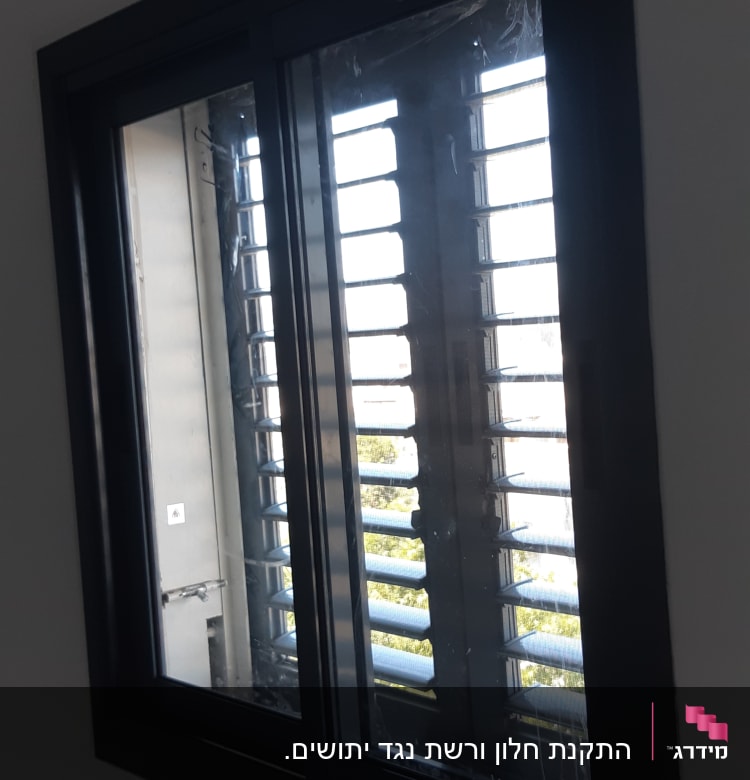 חלון אלומיניום עם תריסים חיצוניים